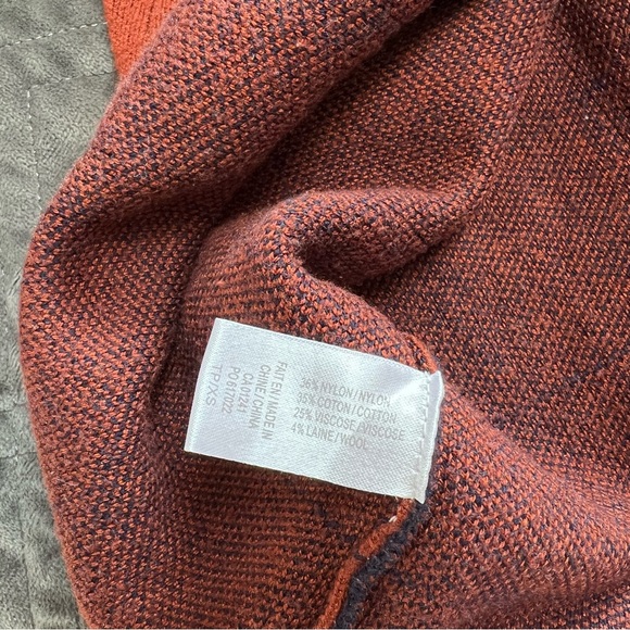 Contemporaine Sweater - Picture 6 of 7